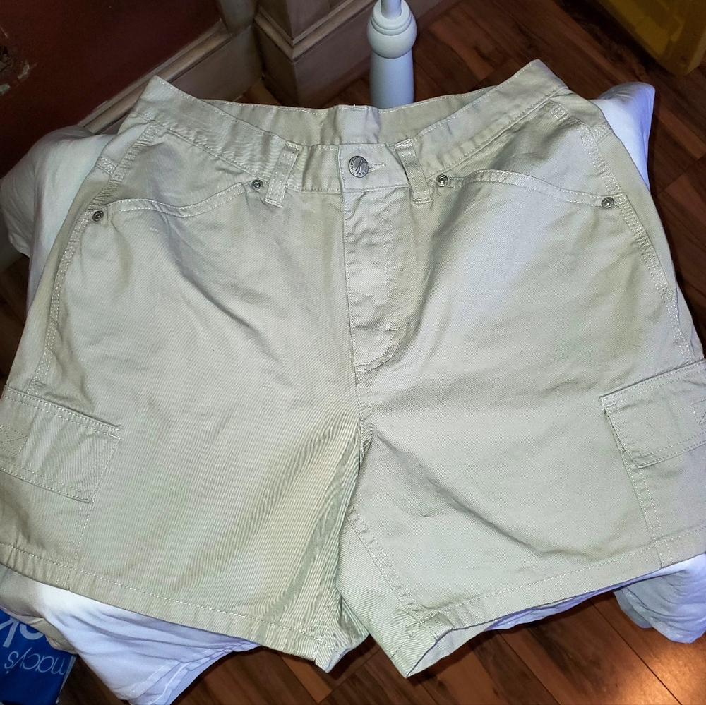 Rider's Khaki Cargo shorts/Women's Size 8M EUC.